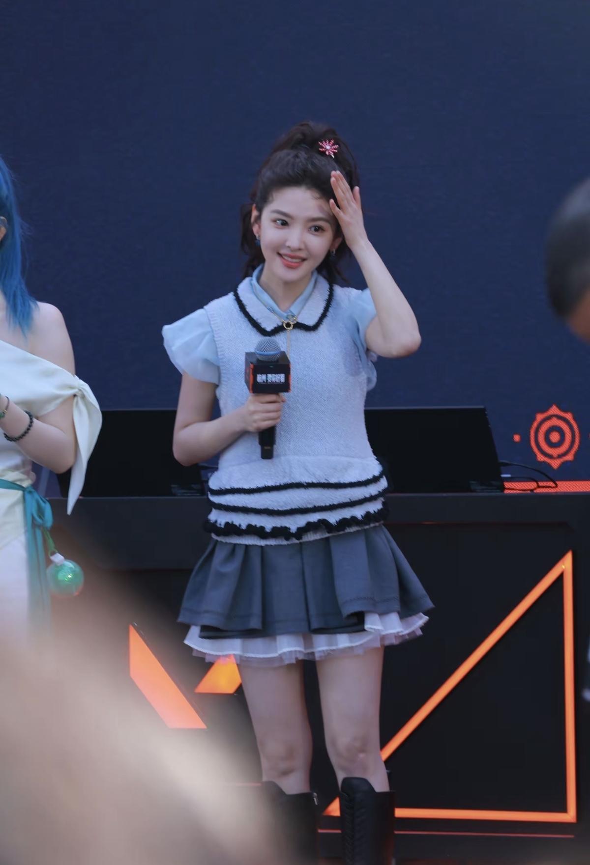 镜头里的章若楠，每一帧都是心动瞬间[赞]章若楠的学院风造型，清爽又减龄，甜妹天花