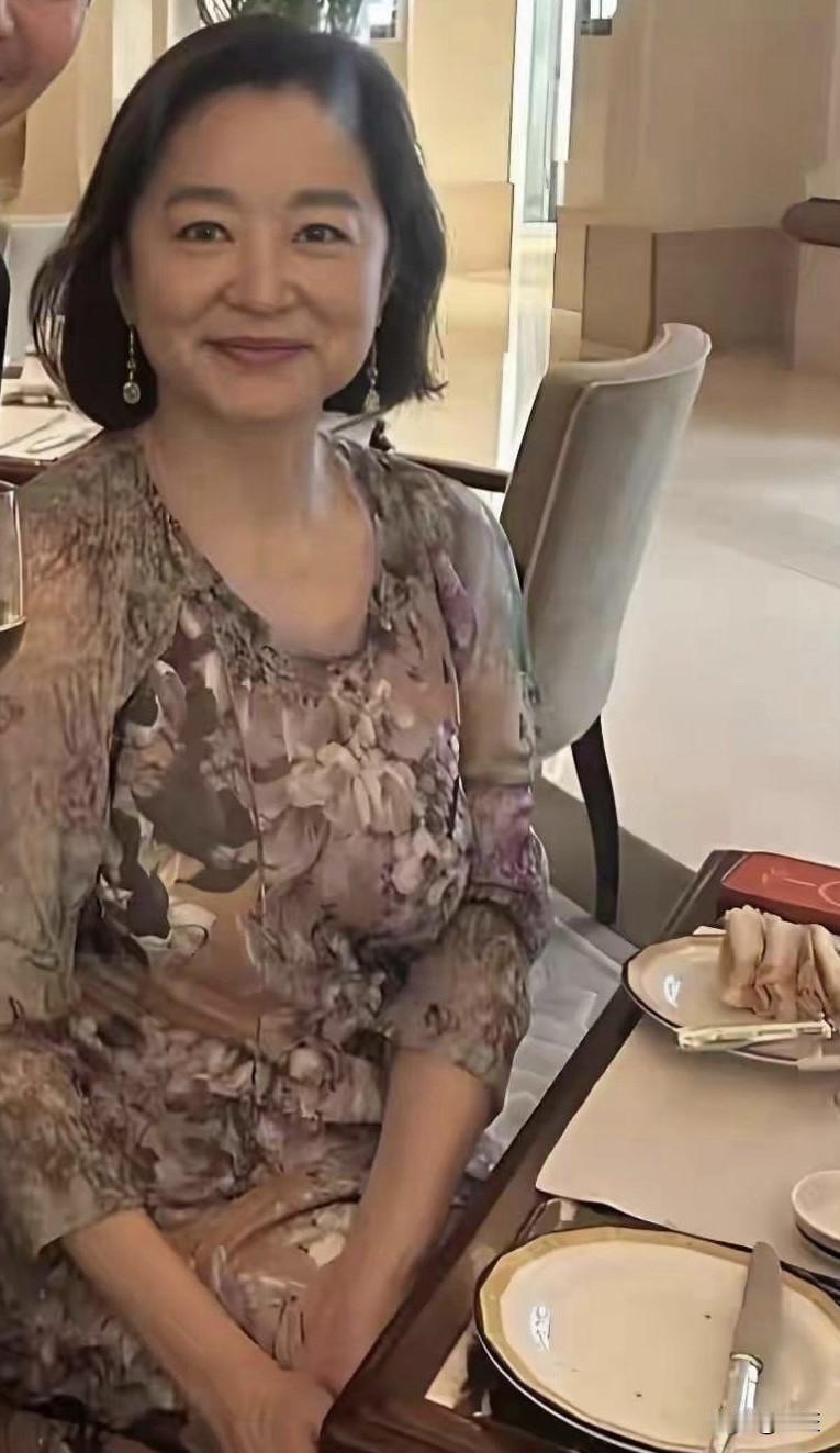 年轻的时候跪舔好看的是有道理的美人在骨不在皮，岁月从不败美人。岁月是把杀猪刀