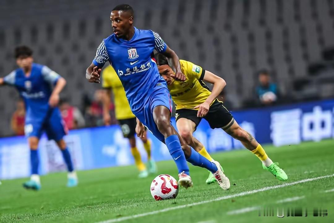 合同到期，坚决支持续约马纳法，他绝非边后卫那么简单！大家都清楚，本赛季申花差在