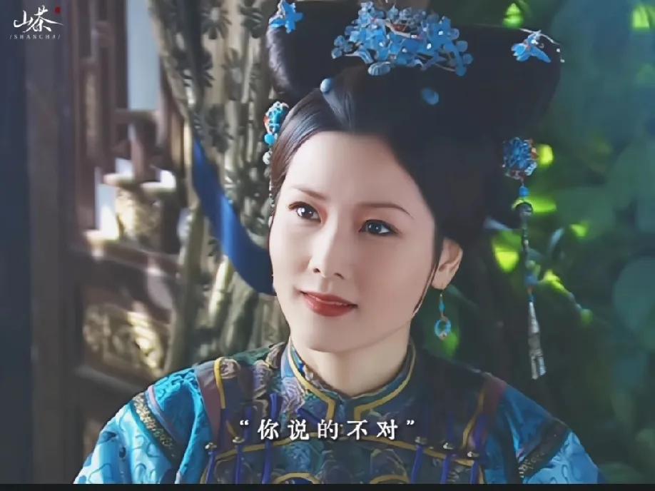 看少年天子何赛飞饰演的懿靖太妃，真是把美艳凌厉刻进了骨子里——眼波带钩，华贵气