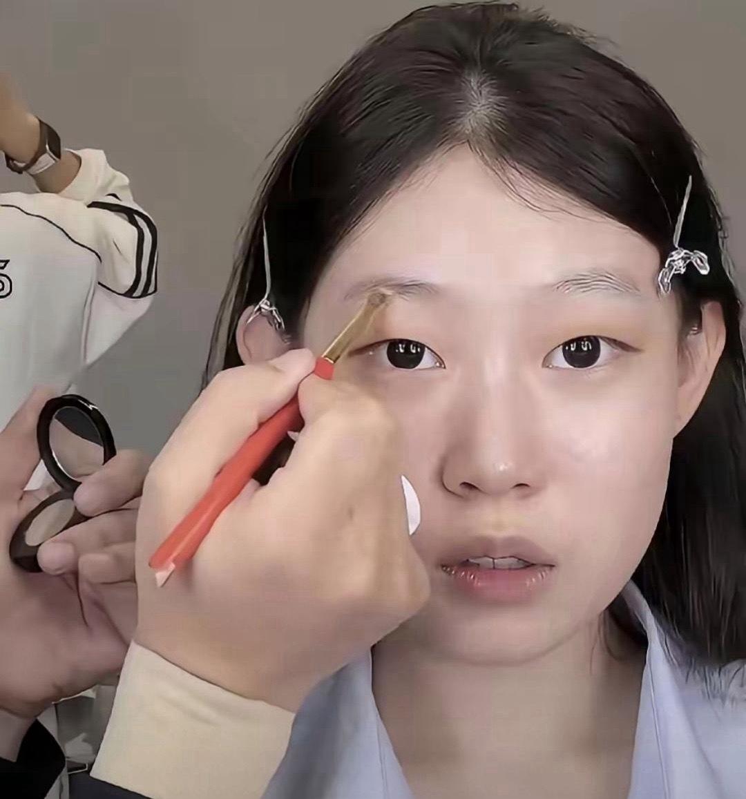 沈佳润请的顶级化妆师王亚飞，做的妆造。