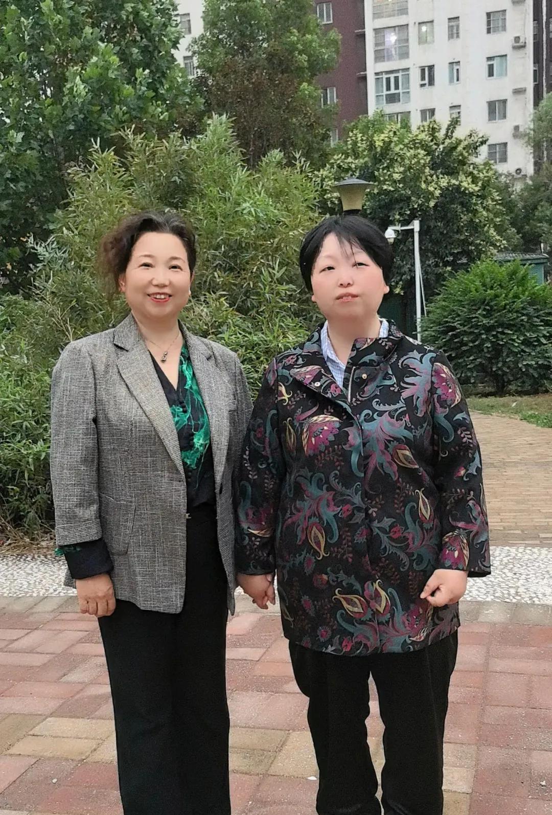 老杜今天发作品了，自信满满，俨然胜利者姿态。这支视频中，她神采奕奕，生活状态
