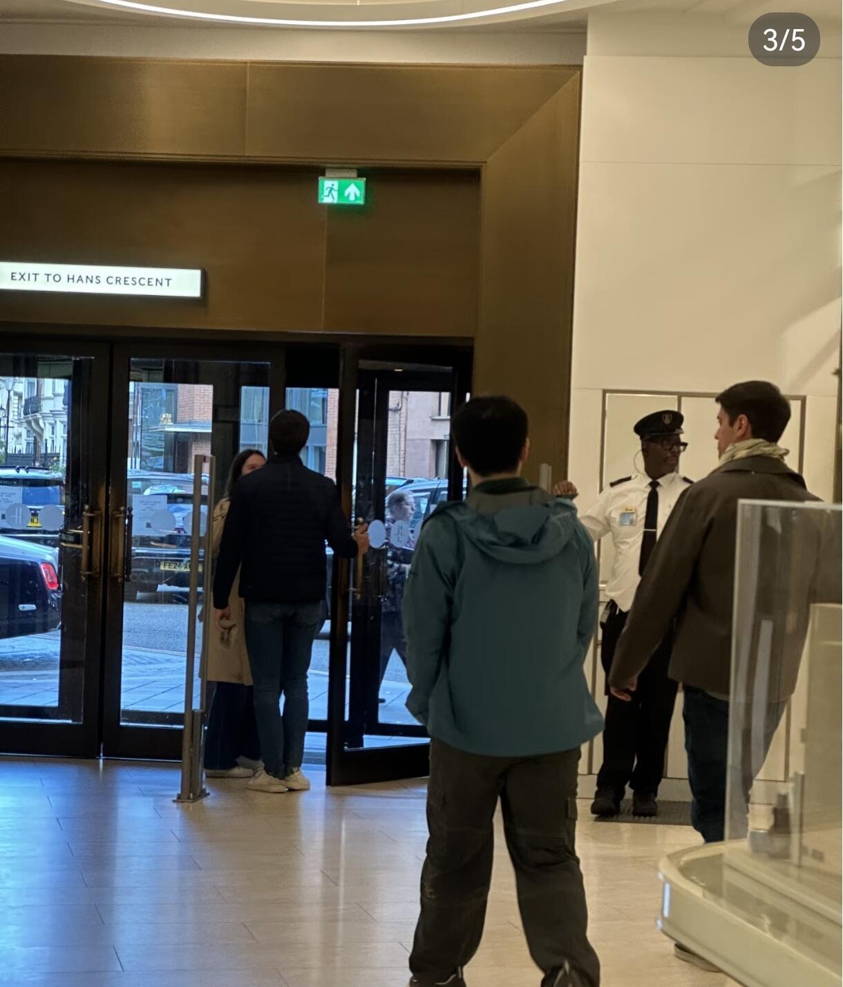 樊振东的背影已经熟记于心，在伦敦街头，一看就知道是大码儿童，特别是一身的安踏，真