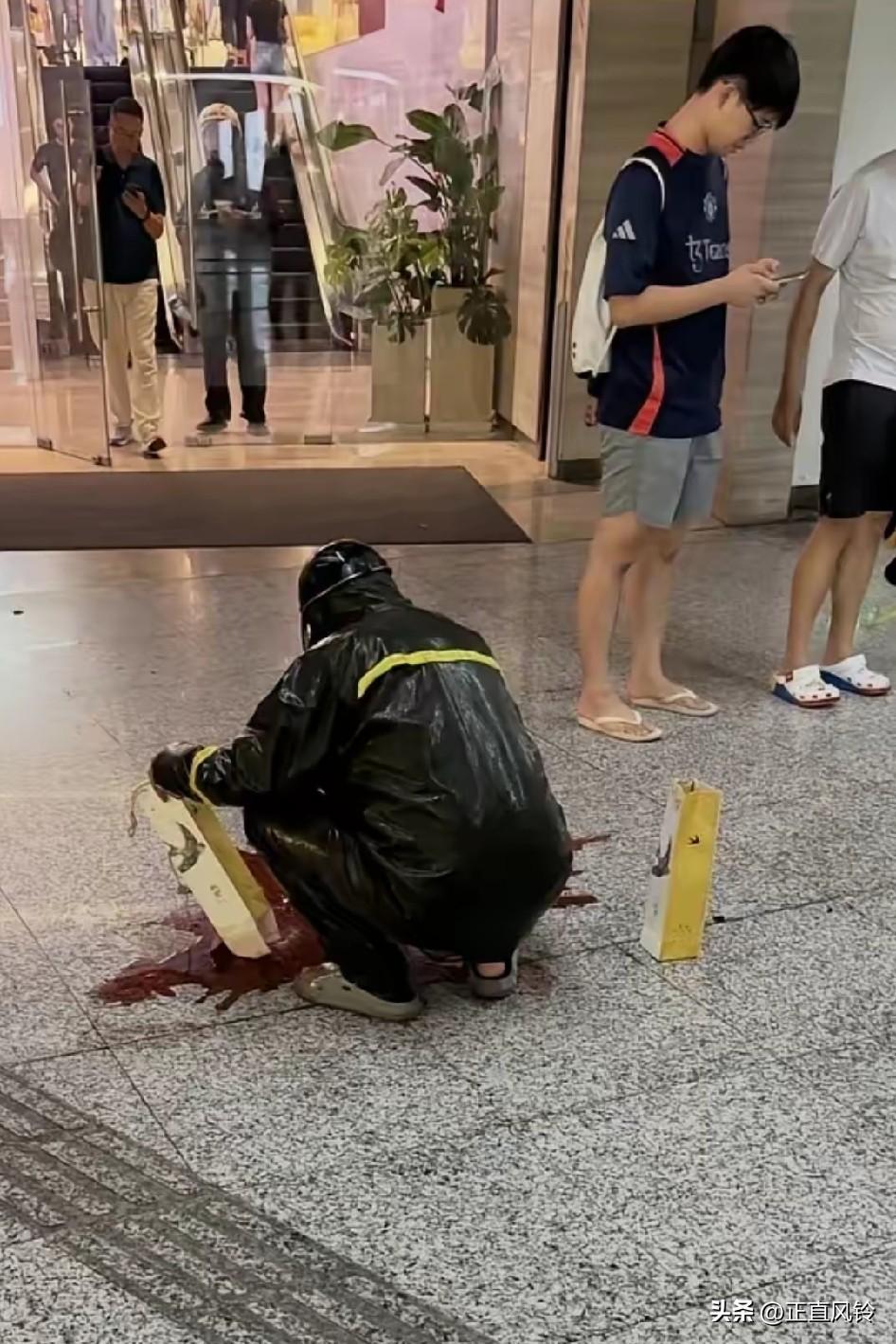 这一瓶酒好像要4位数，外卖小哥的心要碎了，上海大暴雨，商家的包装袋是纸袋子，底部