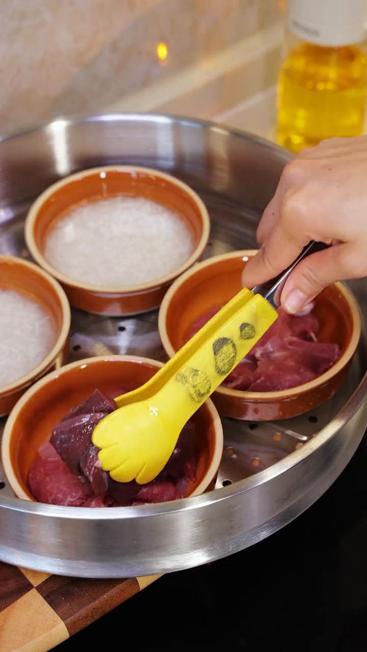 天气一冷，这样做饭太方便了，不用反反复复去洗锅，有饭、有菜还有汤，真的是懒人的福