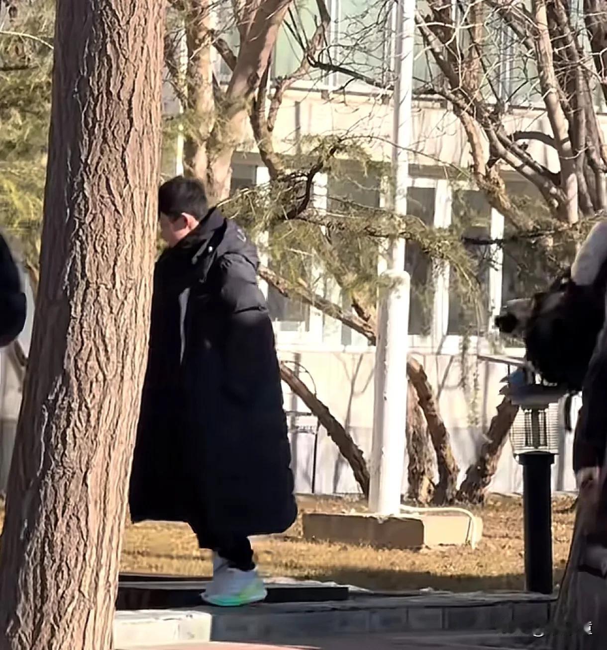 WTT香港总决赛因伤退赛的孙颖莎，被网友拍到，背着白色包包，现身体育总局的门口！