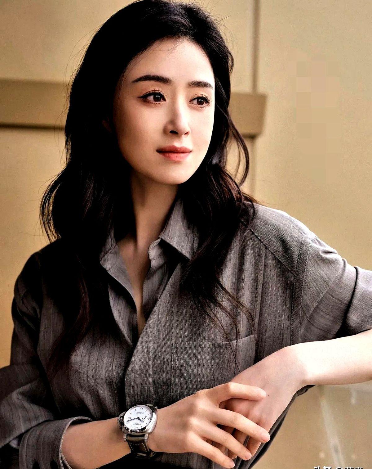 昨晚《四喜》临时顶档，42岁蒋欣一出场就把0.8%的收视从地板上拎起来，比被撤的