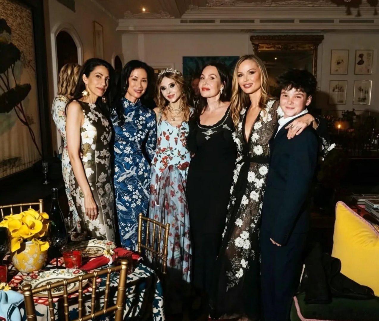 邓文迪又被邀请去参加纽约名媛聚会！穿旗袍自信大气，她地位越来越高了。影帝阿德里安