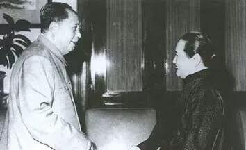 1936年，毛主席找宋庆龄借了5万美元以解红军之危。宋庆龄直接卖房筹钱，把5万美