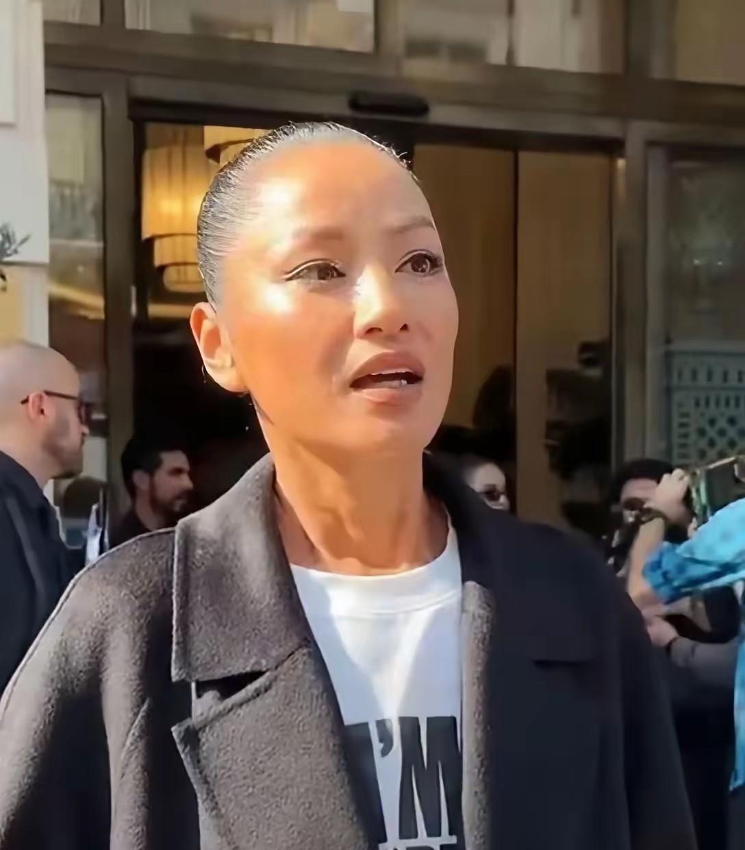 54岁瞿颖新妆造引争议，这些细节成焦点近日，超模瞿颖的一组新妆造引发网友热议，
