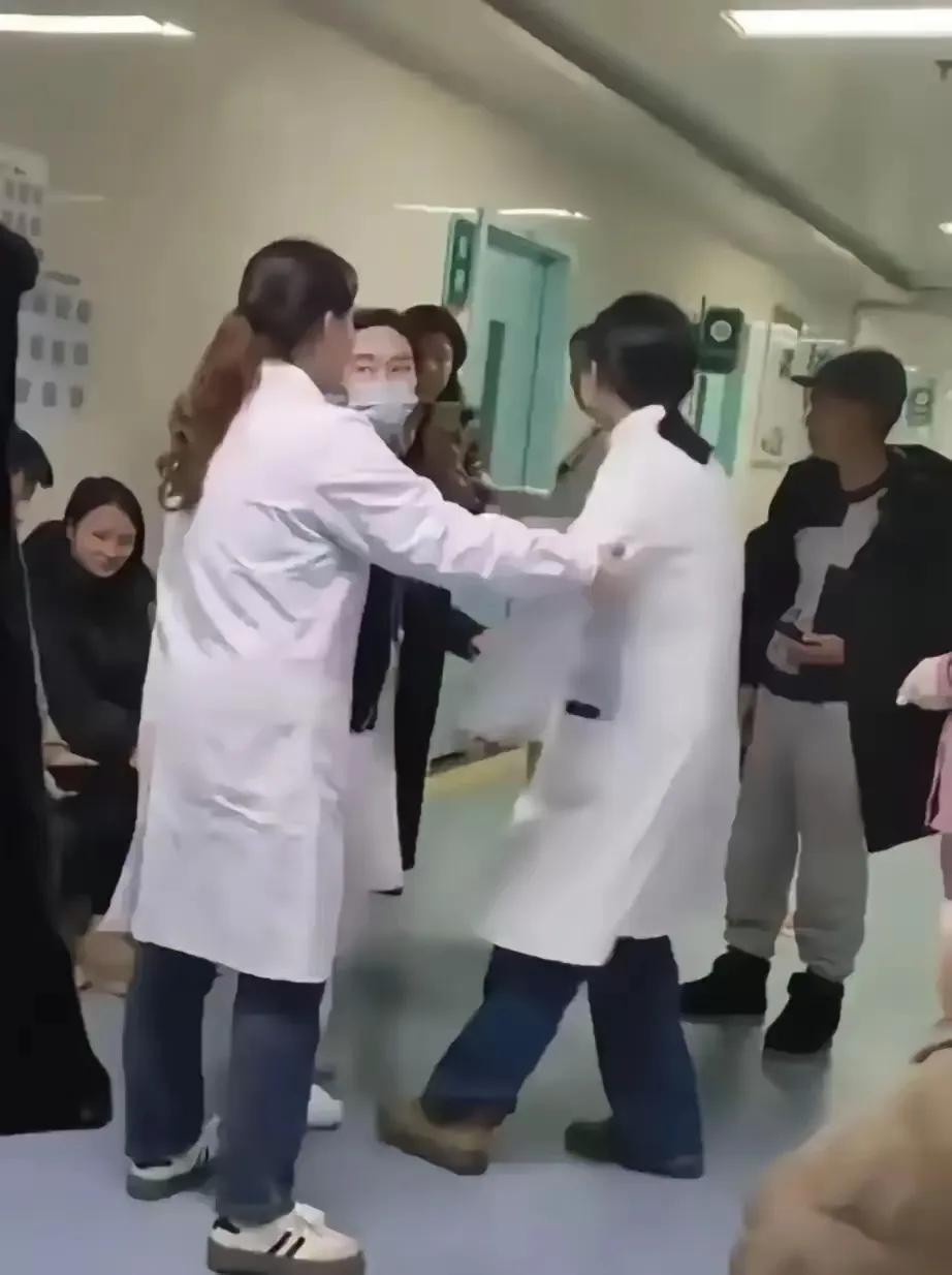 浙江温州。女子的儿子22岁，患了睡眠呼吸暂停并鼻中隔偏曲，需手术。结算时总费用