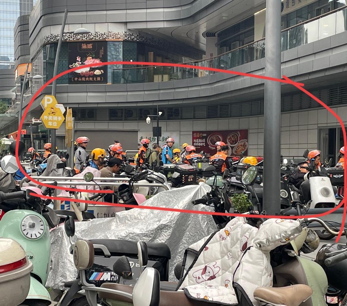 四月，外卖的绝对淡季，太淡了！！午高峰，红色，橙色，黄色，三色大军都在商圈等单