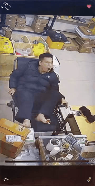 太吓人了！前一秒还悠哉吞云吐雾翘着二郎腿享受，下一秒就面部抽筋、脚趾蜷缩，独自在