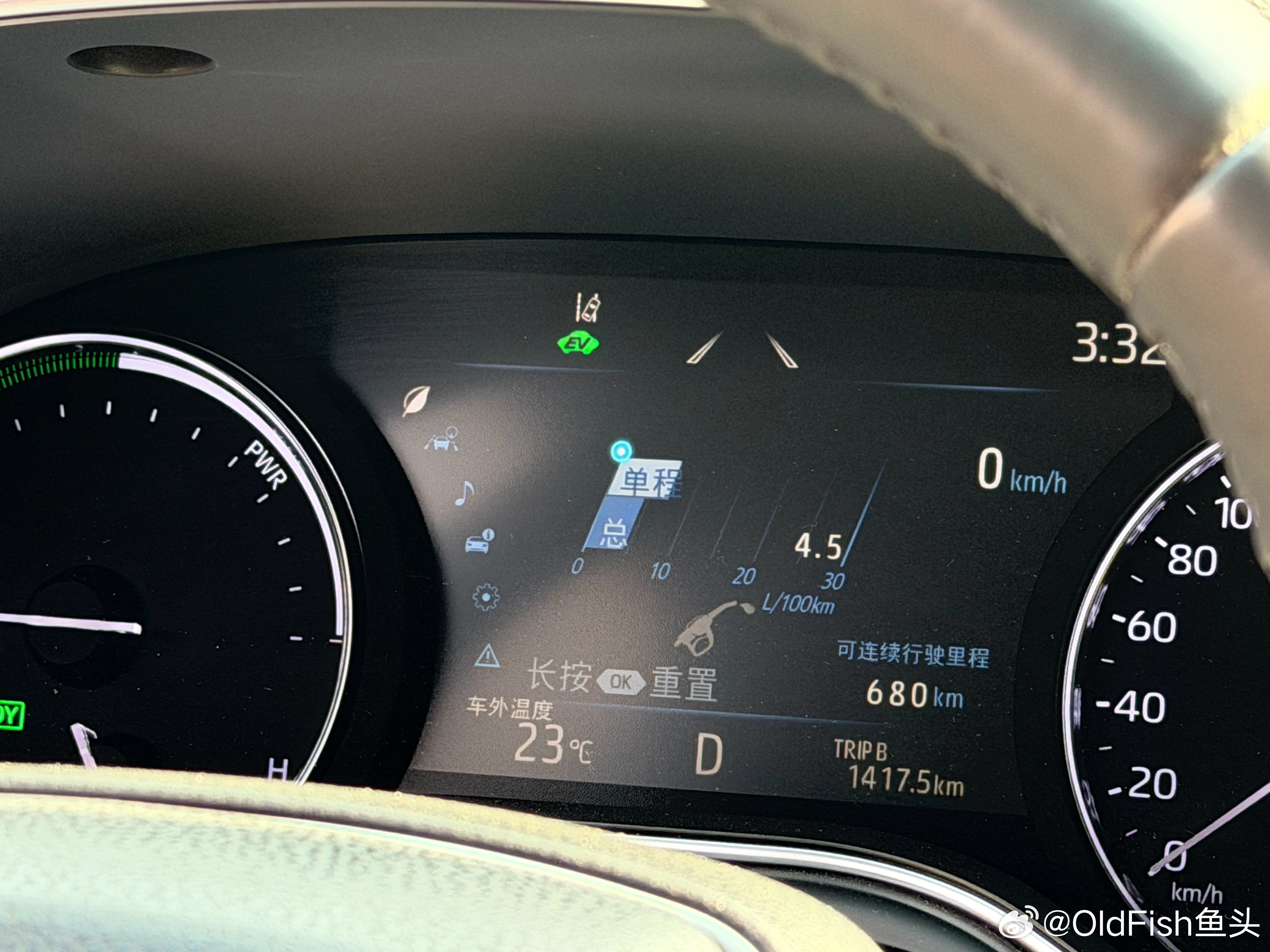 好久没打车打到过油车了——今天打到一辆丰田亚洲龙——混动版，师傅说买下来23w，