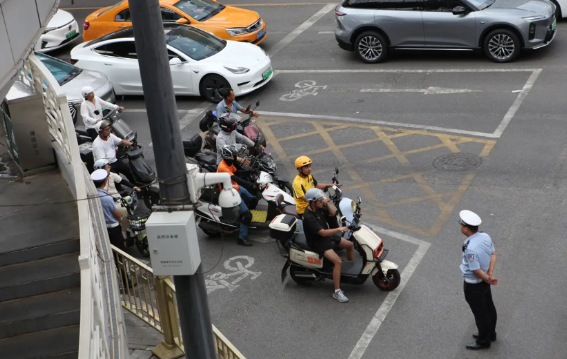 西安电动摩托车电动自行车无牌照不要上路，交警在街头茶呢。西安市小寨十字，交警严