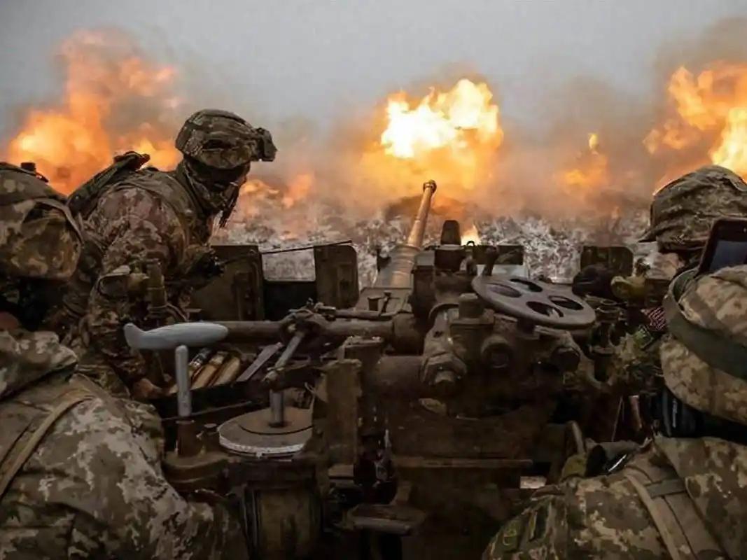 轻敌的代价俄乌战争一开始，外界就觉得哪里不对劲：兵还没打热，很多事却像提前写好