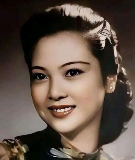 1938年，41岁戴笠借口加班，把秘书余淑衡，带到了卧房。戴笠递给她一杯咖啡：“