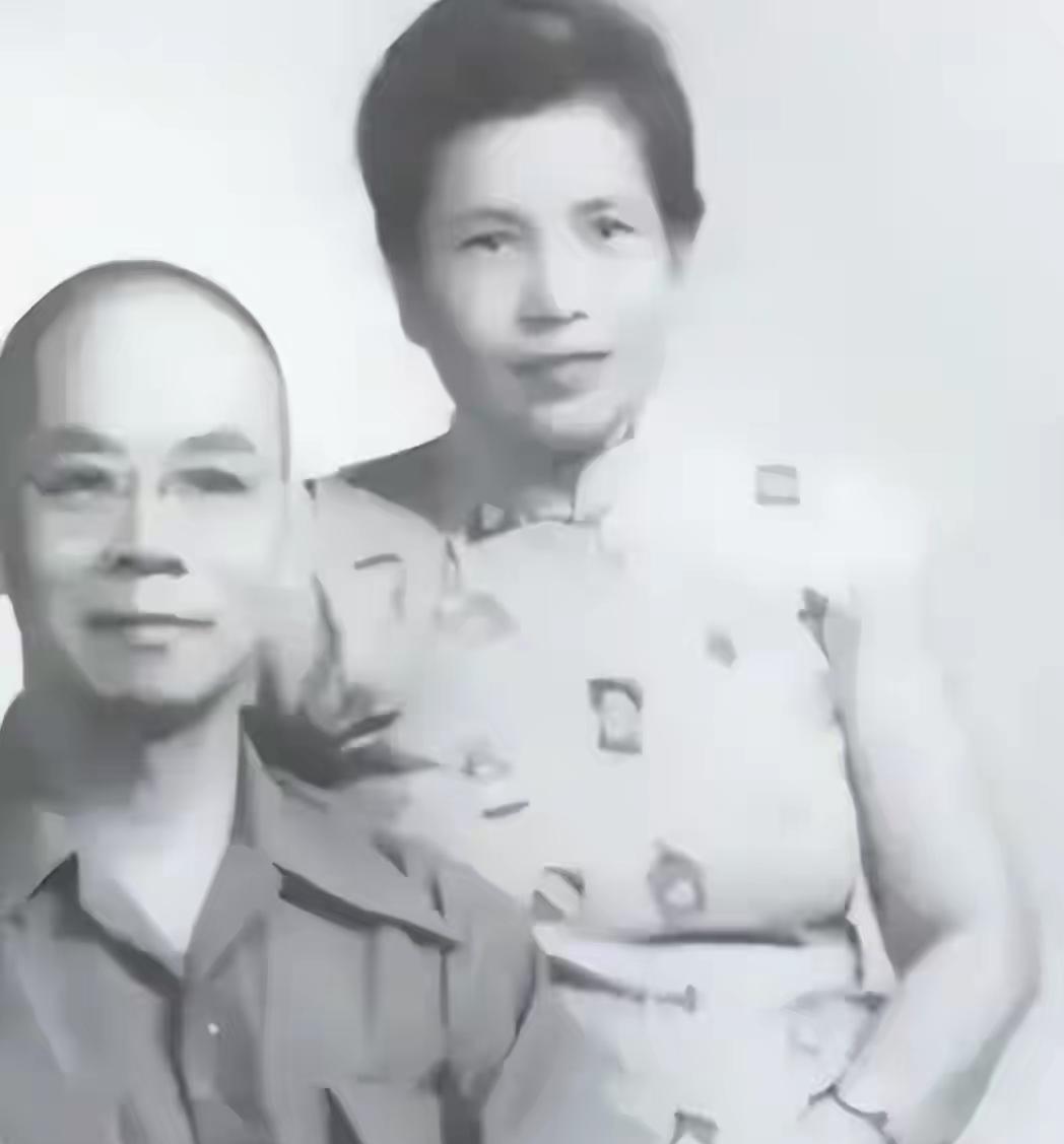 1950年6月10日傍晚，台北马场町刑场，一位戴着眼镜的中年男子面对枪口镇定自若
