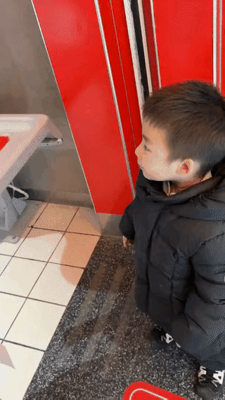 小朋友看到这个叔叔很好奇，仔细的瞧，认真的看，感觉还是非常新鲜的，这个小朋友的胆