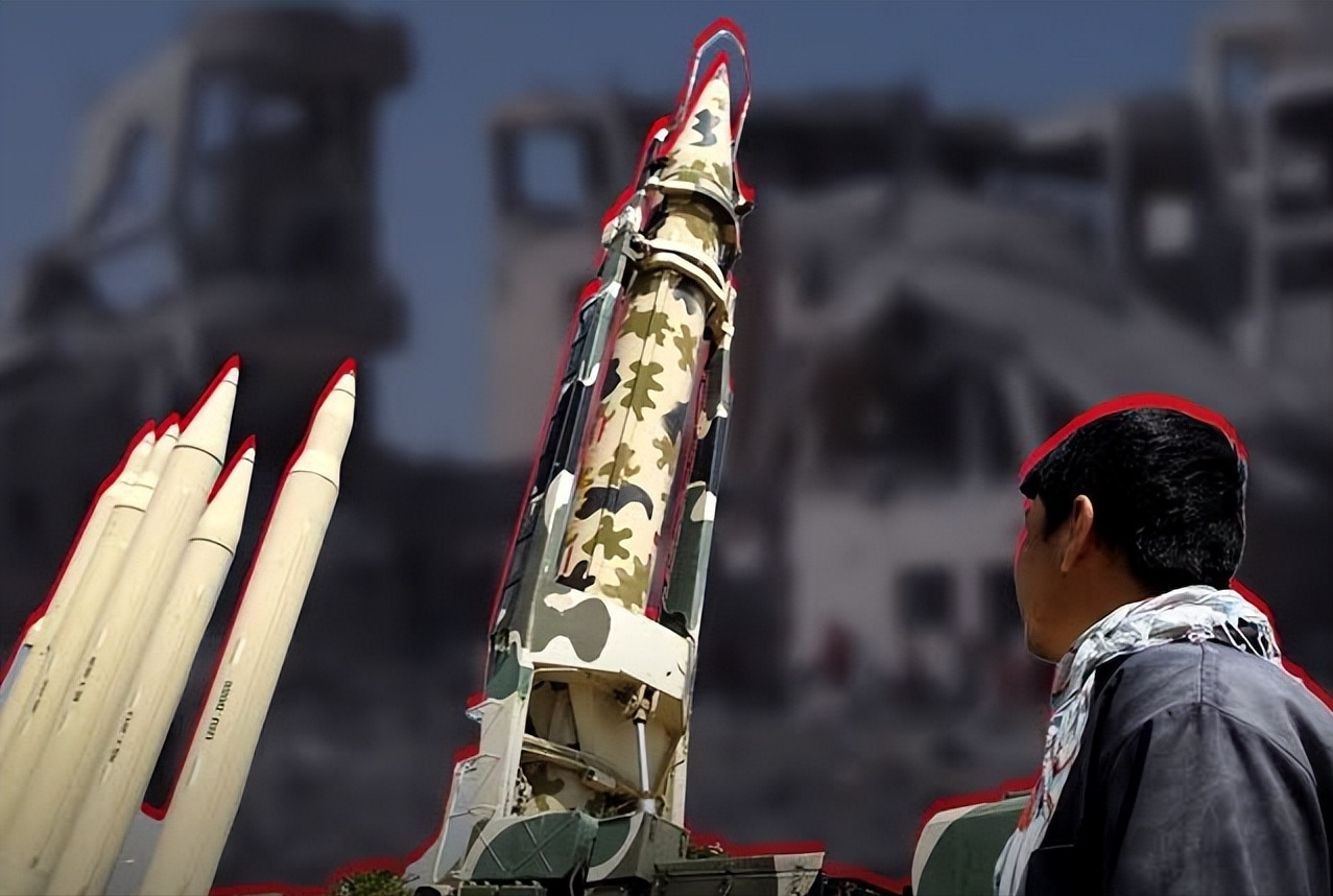 也门胡塞胆子越来越大了，弹道导弹突破打击沙特军事基地，直接重创沙特增援部队，大批救护车赶到现场！战场