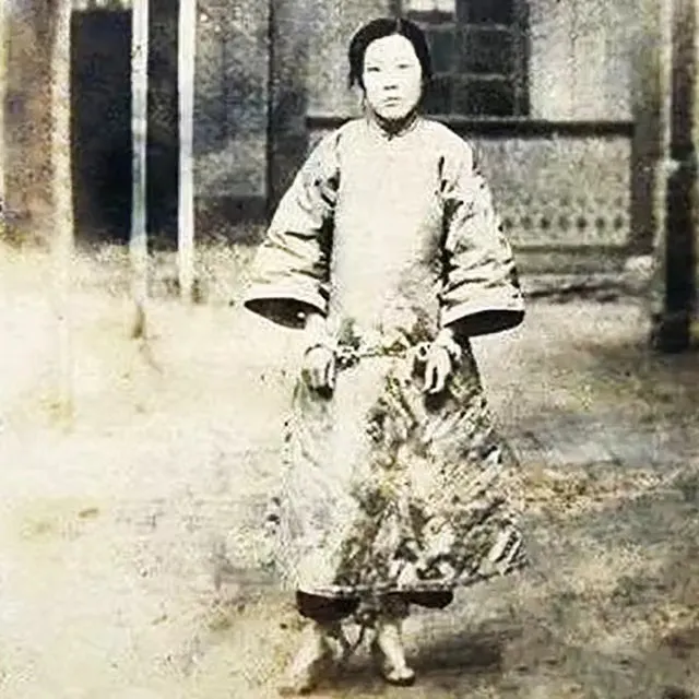 1919年，土匪王王大龙看上18岁的青楼头牌张素贞。他拿出巨额赎金，老鸨却死活不