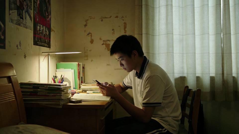 父亲缺位、母亲强势，多少孩子用躺平反抗家庭之痛家有高二孩子突然厌学躺平，天天在