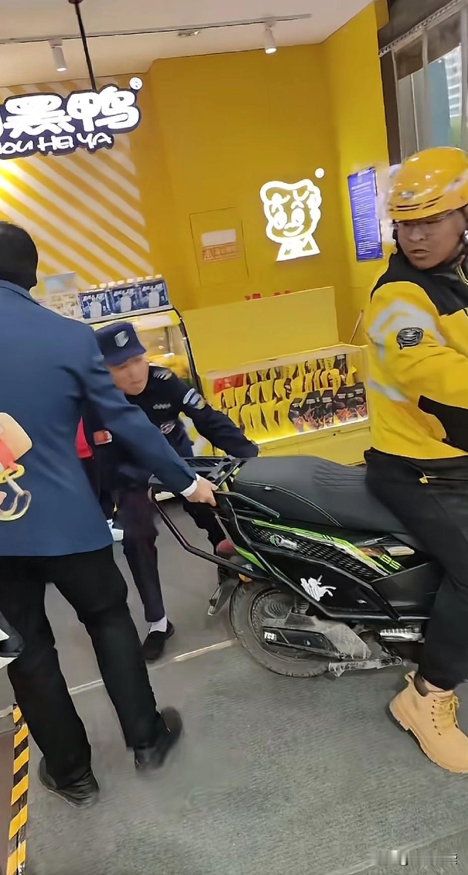 送个外卖都骑别人店里了？这个视频有点掐头去尾，也不知道为什么送个外卖会骑到别人