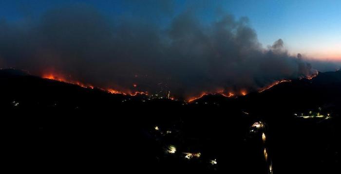 韩国这场山火烧得跟脱缰野马似的，短短两天就祸害了相当于4600个足球场大的森林。