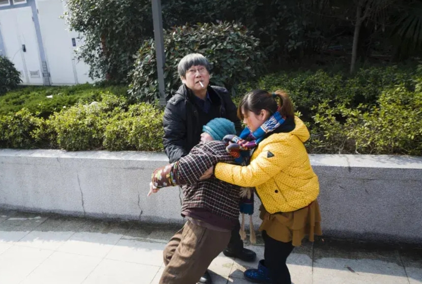 “丢人丢到全国！”2月23日，央视曝光了江西一名17岁少年扶起跌倒老人后，却被