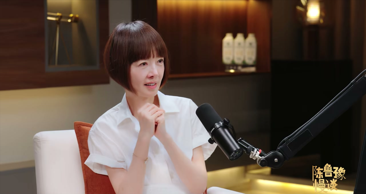 向太说，向佐要是在外面有事，儿媳郭碧婷不原谅，她就放弃这个儿子。主持人鲁豫追问怎么叫放弃。她一条一条
