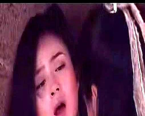 19岁的蒋欣第一次拍吻戏，对手是28岁的林志颖。她当场黑脸“不想把初吻给老