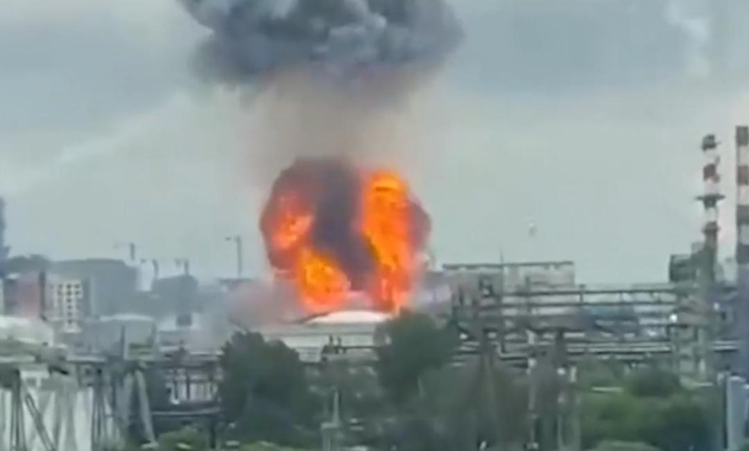 油罐挨个被炸上天，俄军导弹却像无头苍蝇，中国民兵保留高炮太明智了！乌克兰无人