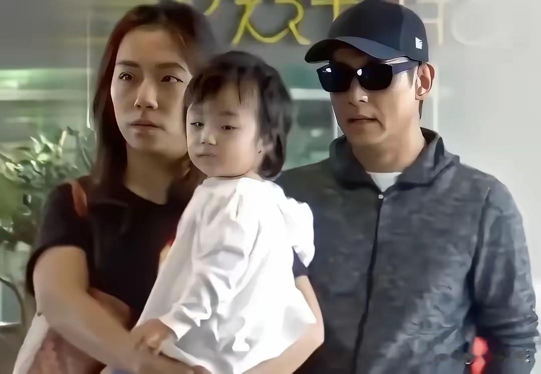 黎明的二婚妻子模样很普通，与美貌的前妻相比，简直是天差地别。黎明的前任个个都是大