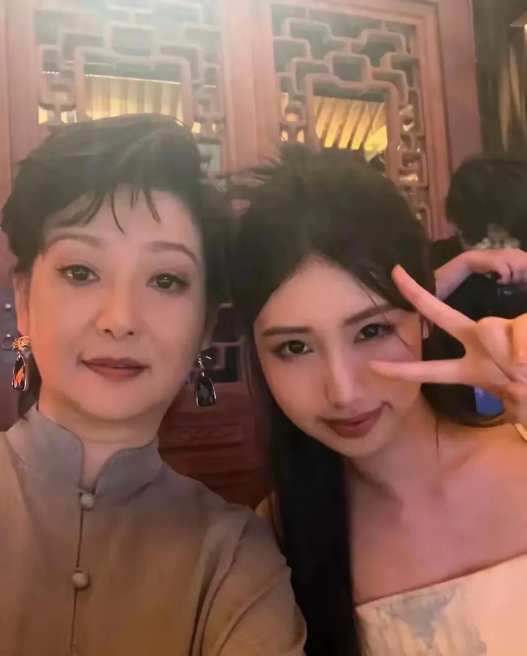 母亲节暖意融融！冯小刚养女徐朵晒出与妈妈徐凡的温馨合影。照片里母女俩紧紧相依，笑