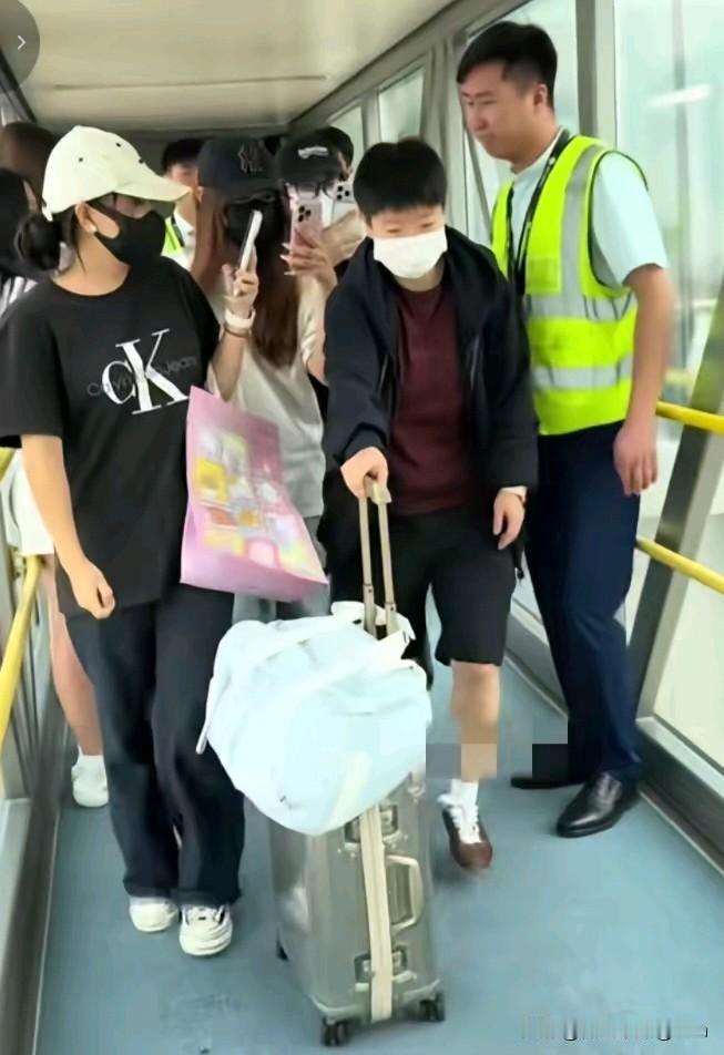 这是莎莎落地上海机场时候的照片啊，原来莎莎那天还穿了一件黑色连帽外套。莎莎看