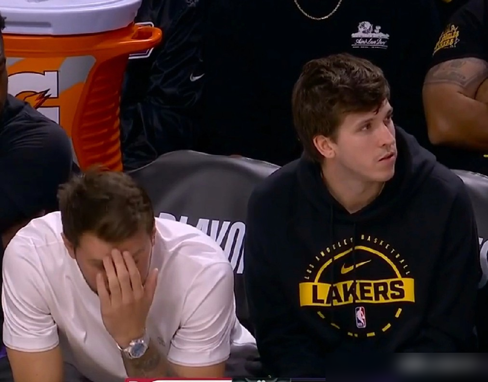 球队都快散架了，41岁的詹姆斯刚睡醒，看到手机上一条消息，脱口就是一个...