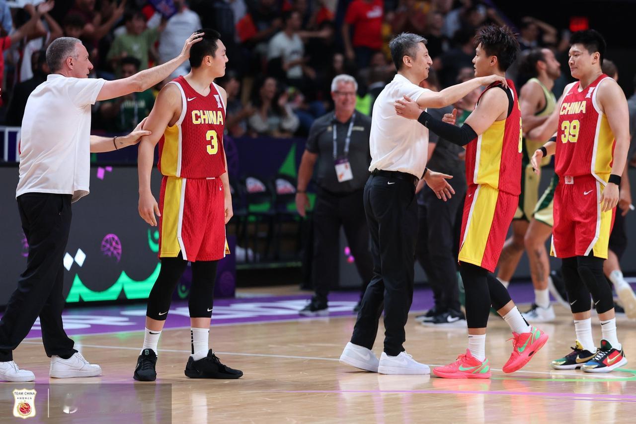 没必要纠缠高诗岩胡明轩，不应该忽视赵继伟，男篮其实抓好进攻才是王道之所以很多