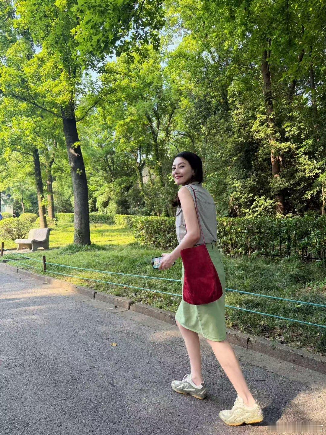 高圆圆穿搭还是杨桃那味儿高圆圆这穿搭是吃了可爱多吧？一回头我还以为是杨桃来抢镜了