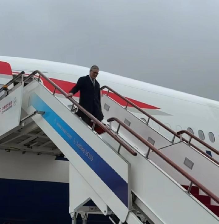 斯塔默抵达上海虹桥机场，3个细节:1、下飞机时正在下雨，斯塔默也不打伞，就这么