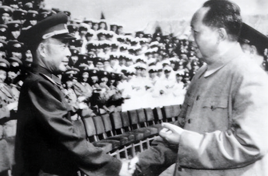 1951年，一个49岁的军长，进京向一位首长汇报工作。一个问题没答上来，脸一