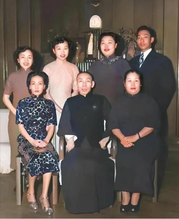 1950年，在香港结婚的孟小冬和杜月笙及家人的合影照。此时的杜月笙已经病入膏肓，