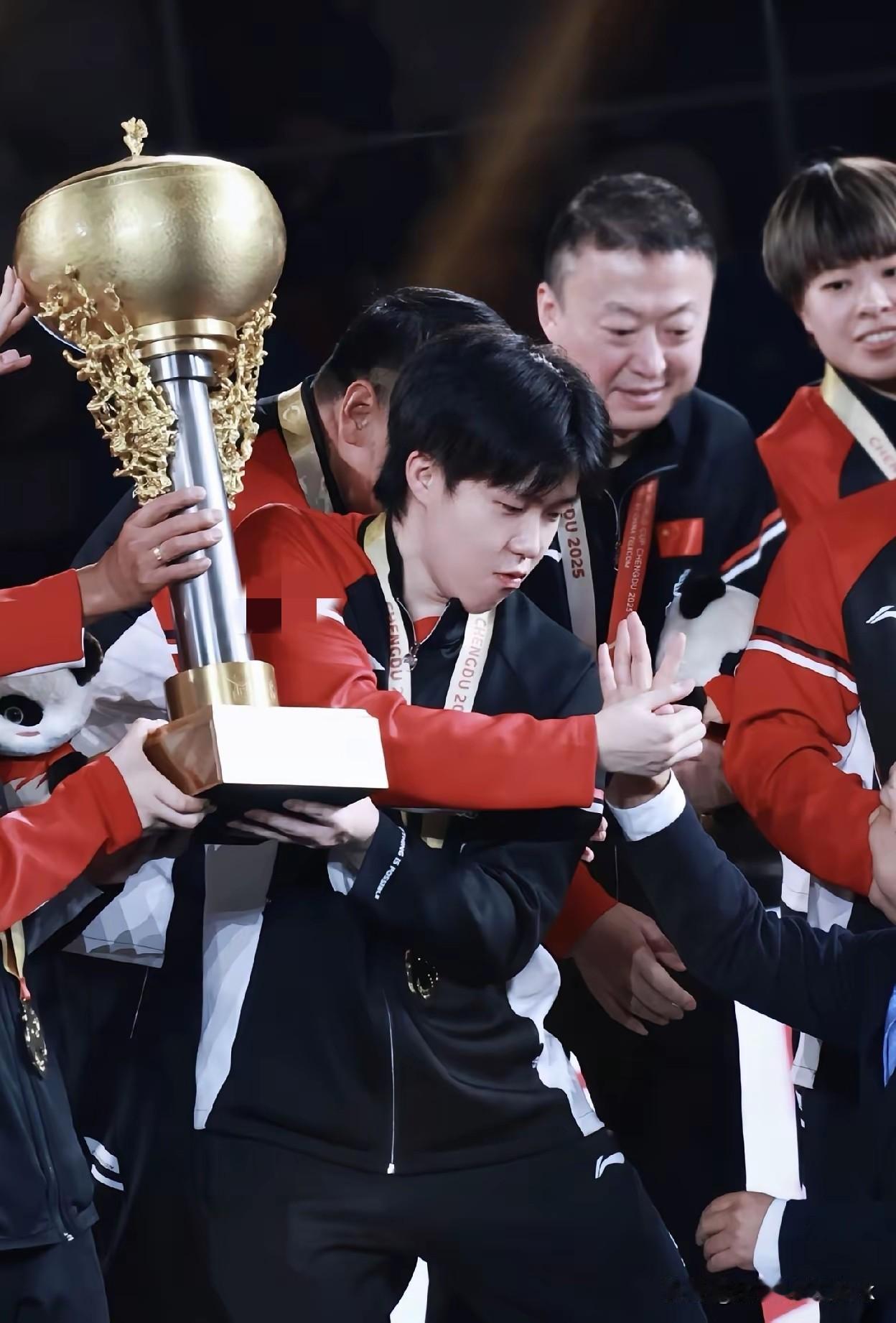 终于知道莎莎为什么不站中间了，你看看大头那个表情管理[吐舌头眯眼睛笑]站中间要扛那个很重