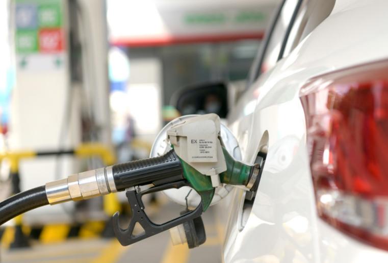 全球油价飞涨，70%想买车的美国人考虑国产电车，但麻烦的事情出现了。说起最近