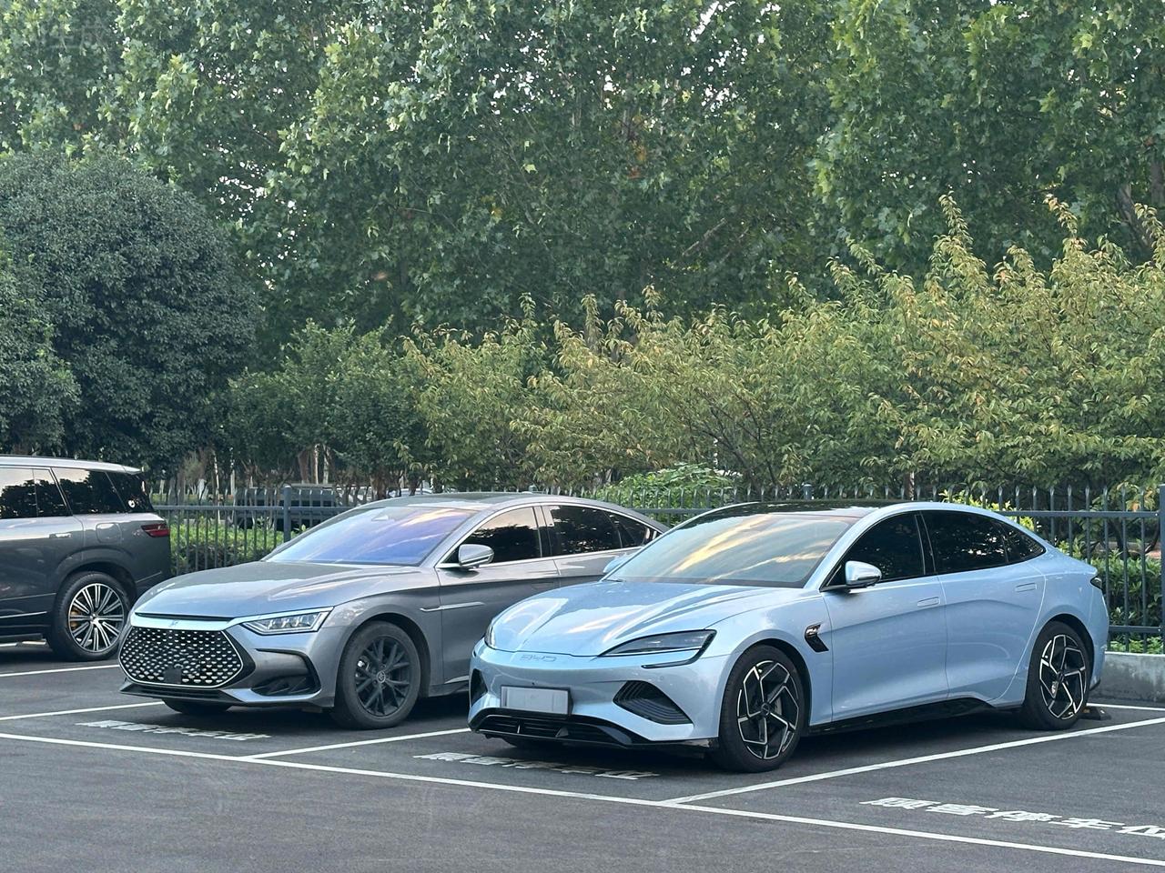 经典款比亚迪海豹EV和汉DMi同框不得不说海豹颜值一点没比汉差，只可惜生不逢时