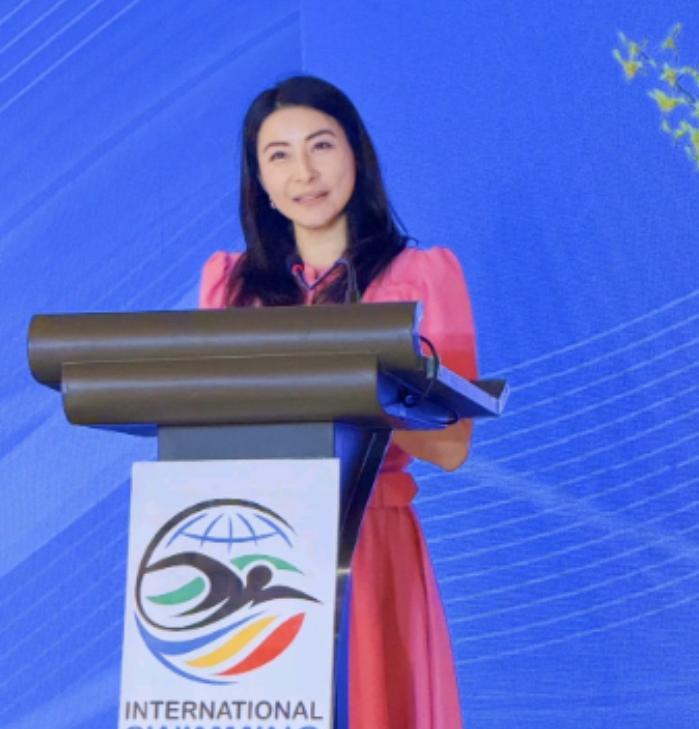 79岁的霍震霆又成了全网最高兴的人，不是二儿子霍启山要结婚了，而是儿媳郭晶晶带着