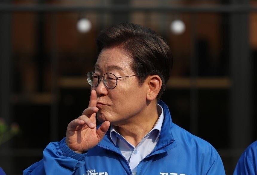 倒计时2天！韩国大选目前李在明以49%的支持率处于领先位置，而金文洙为35%、