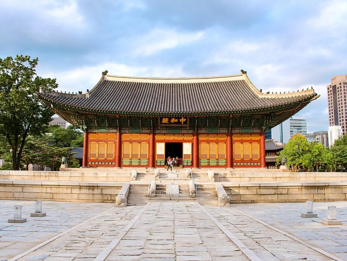 一位韩国华人曾经表示，韩国人的工资是中国人的八倍，中国人有什么资格嘲笑韩国，首先