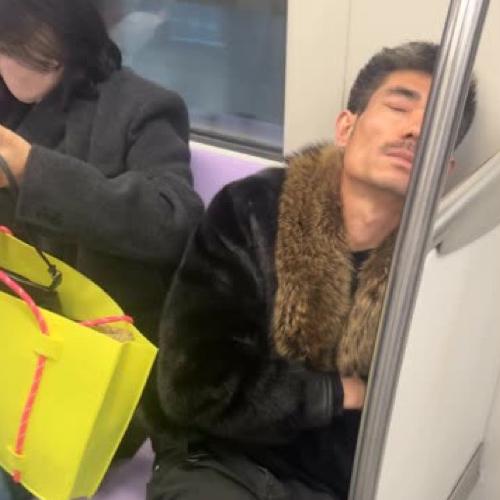 别人拍西装都是精英商务范，他偏偏走江湖大哥路线，镜头前慢悠悠整理袖口，开口就是“