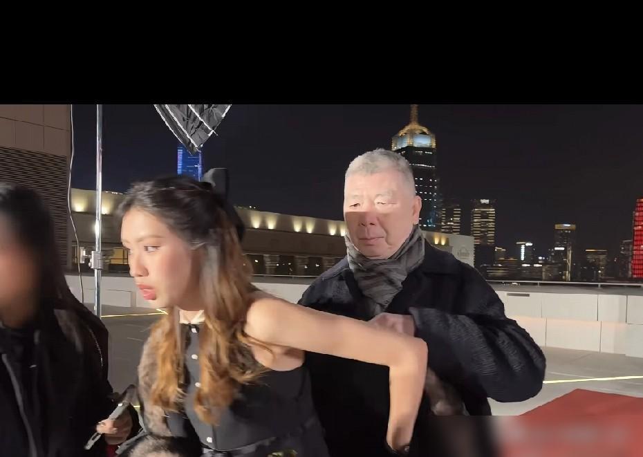 为什么同一个孩子，在养母身边别过脸，在养父怀里却笑成花？徐朵18岁生日宴上，徐帆