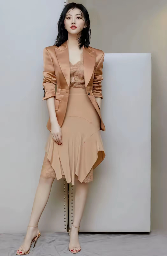 景甜，167cm，脚趾甲颜色太显白了吧！我也要涂这个颜色